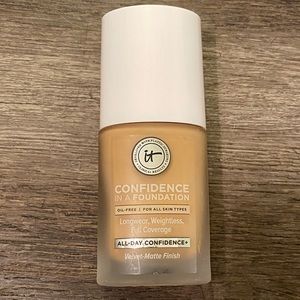 It Cosmetics Confidence in a Foundation